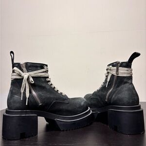Rick Owens Bogun Boots – Black
Size EU 40 (US 7)